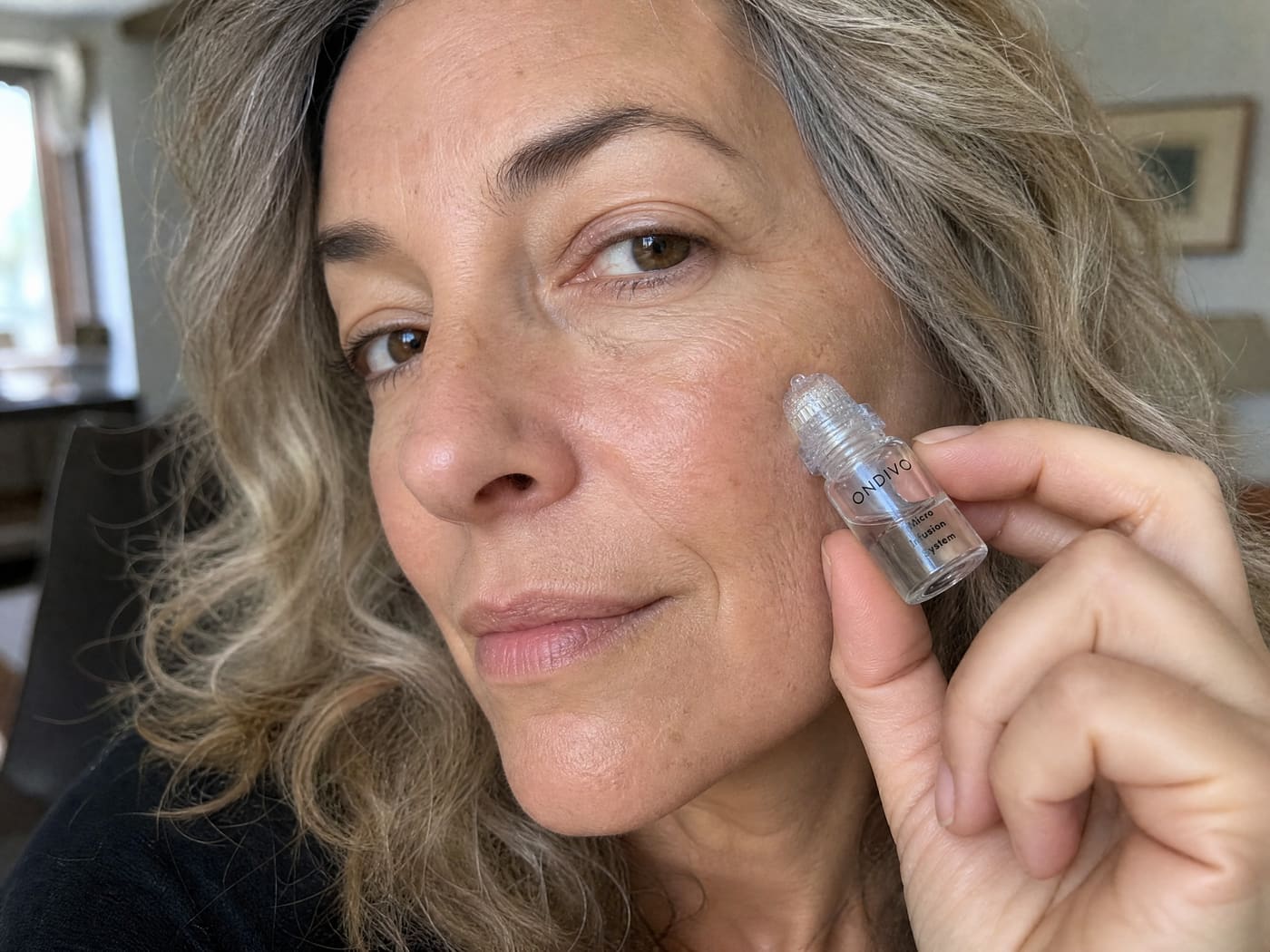 Marta applica ONDIVO sullo zigomo