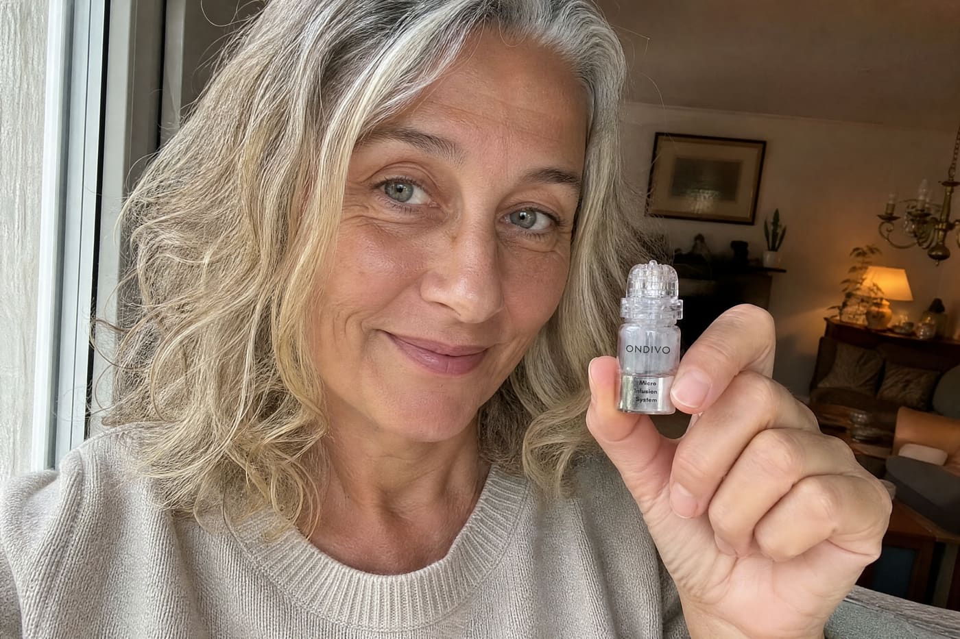 Marta tiene in mano il dispositivo ONDIVO di micro-infusione