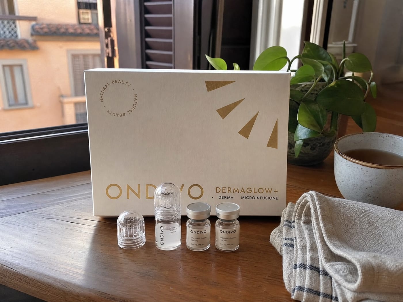 La confezione ONDIVO DermaGlow+ con dispositivo e fialette